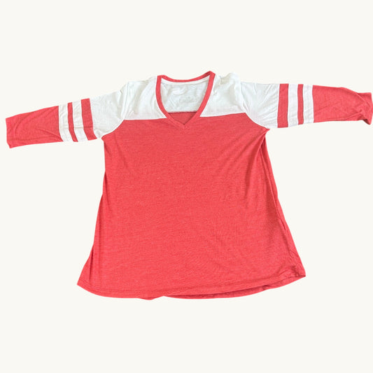 Camiseta de mujer de manga tres cuartos con cuello de pico en color brezo