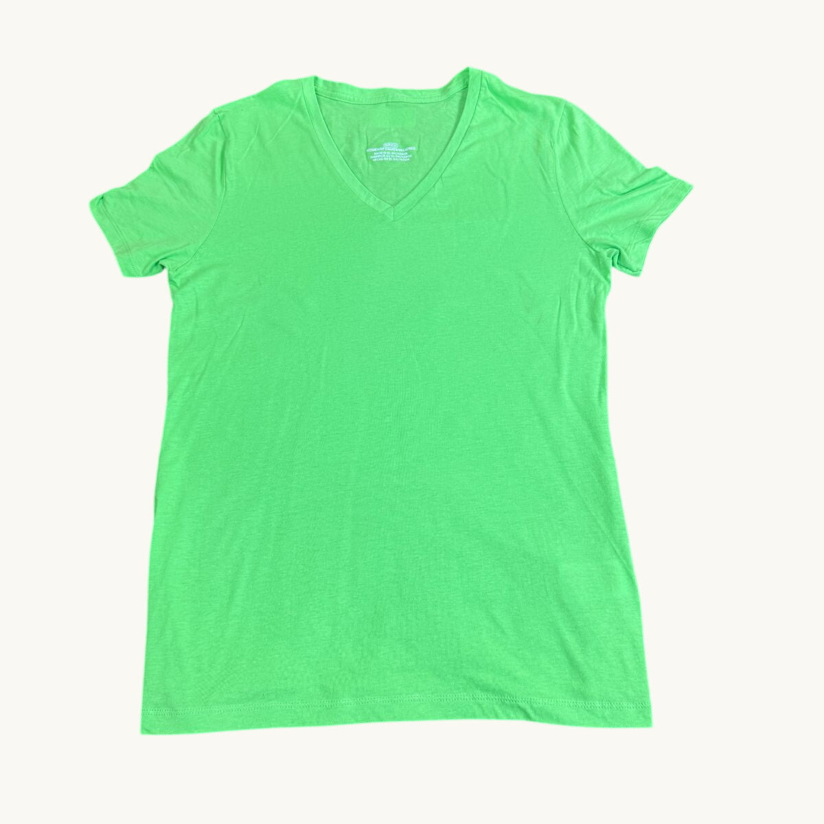 Camiseta de manga corta y cuello de pico sin adornos