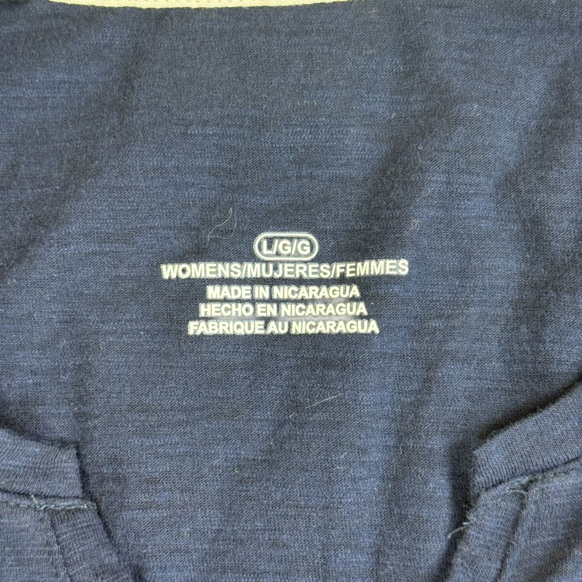 Camiseta sin adornos de manga corta con escote de muesca para mujer