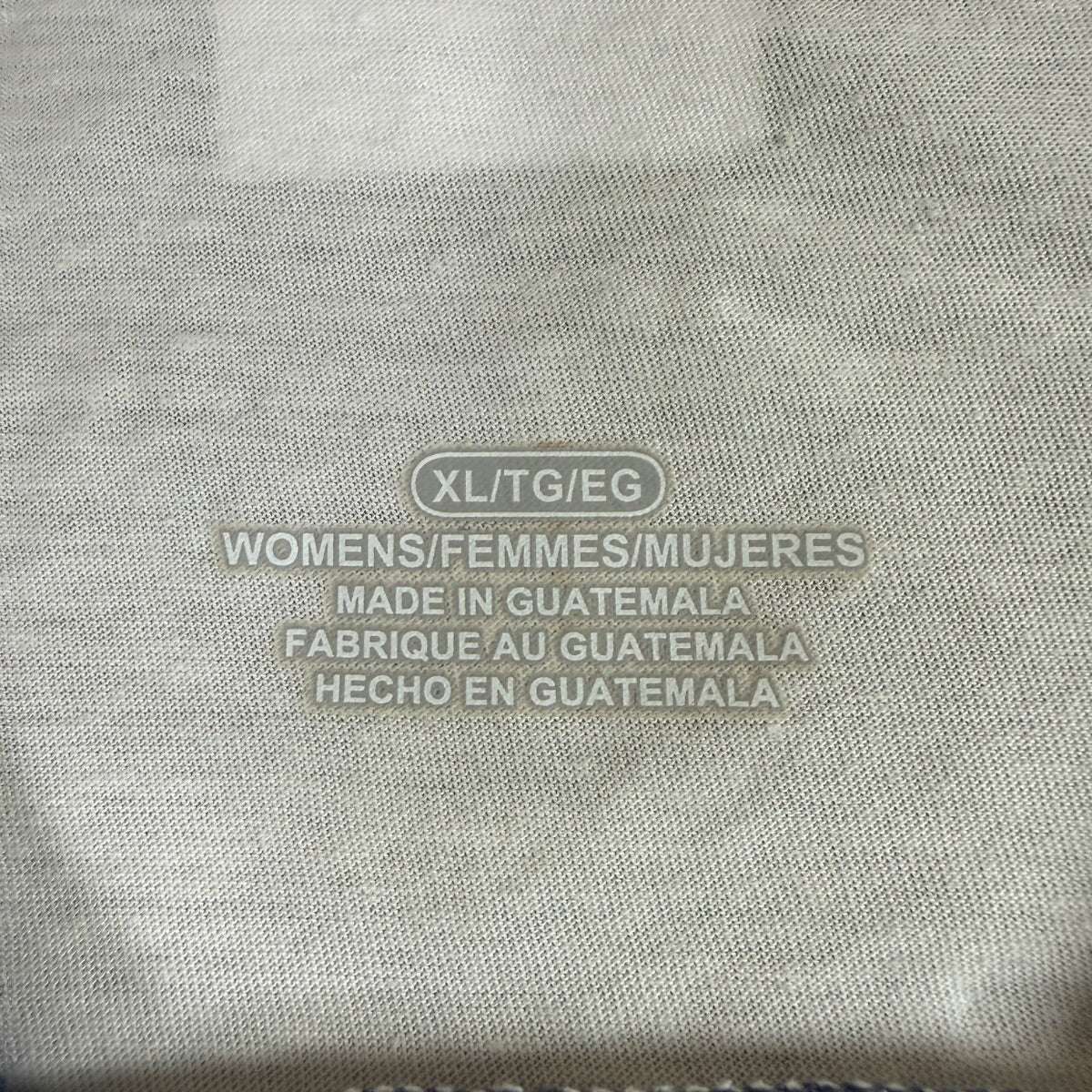 Camiseta de manga tres cuartos y cuello de pico