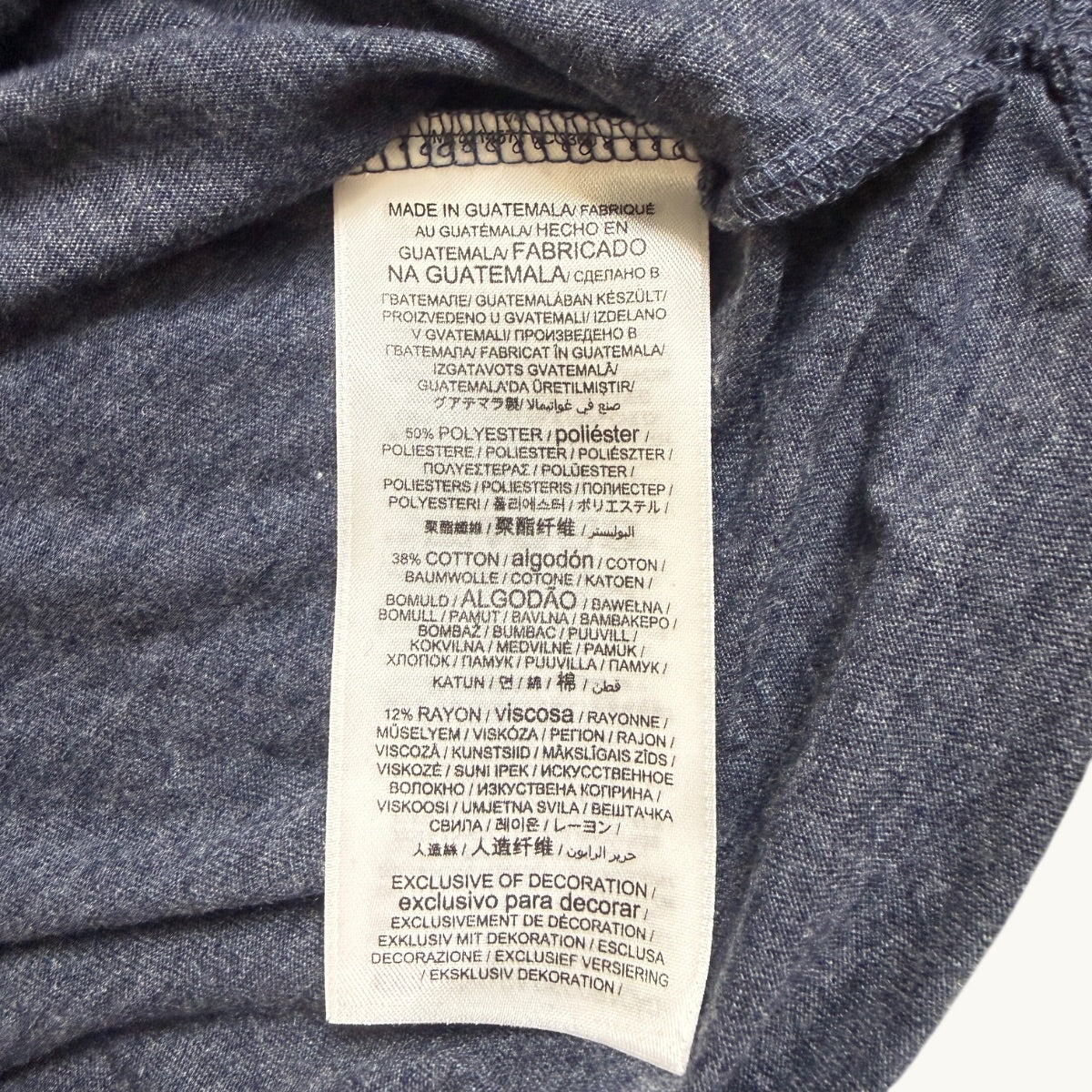 Camiseta de manga tres cuartos y cuello de pico