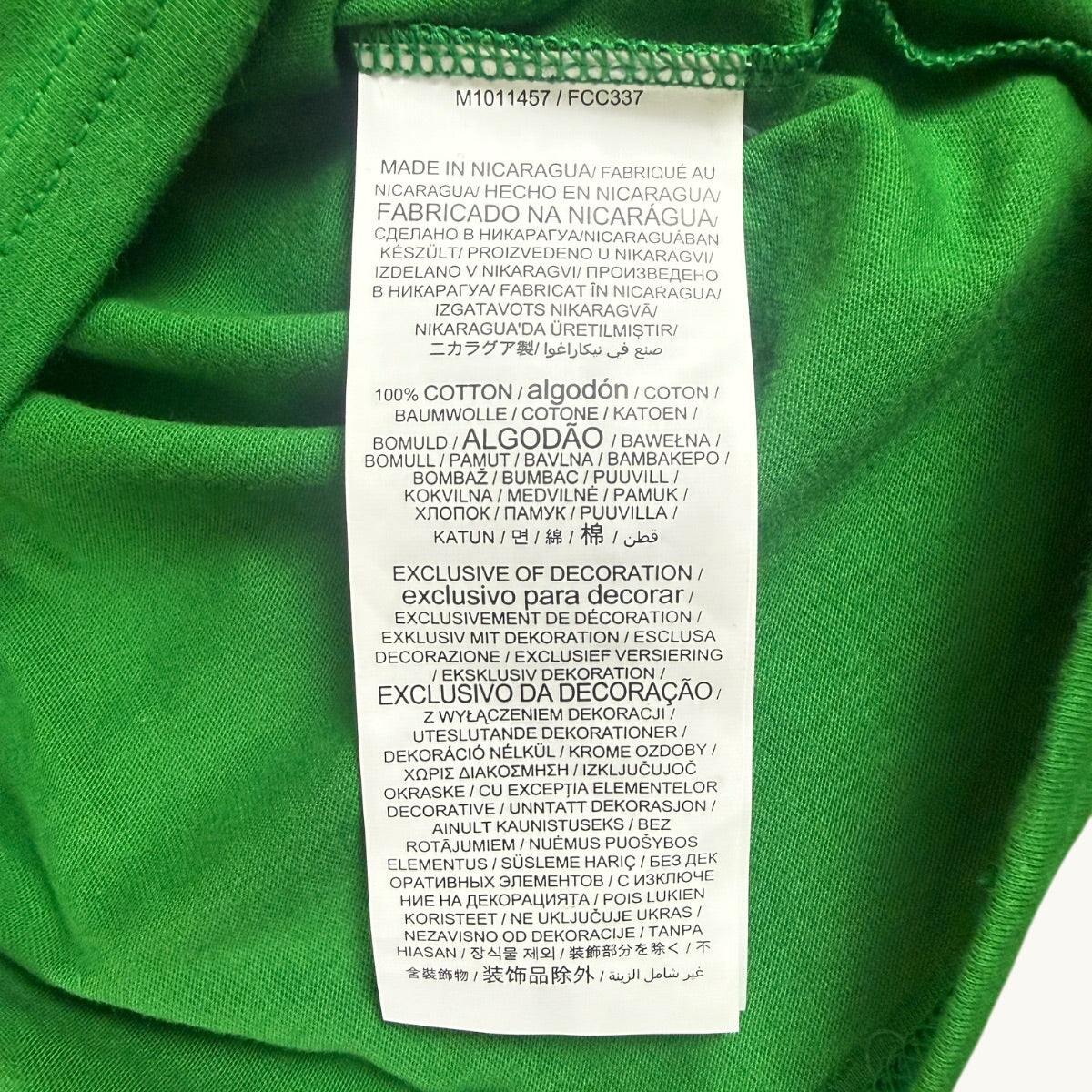Camiseta de manga corta y cuello de pico