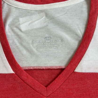 Camiseta de mujer de manga tres cuartos con cuello de pico en color brezo