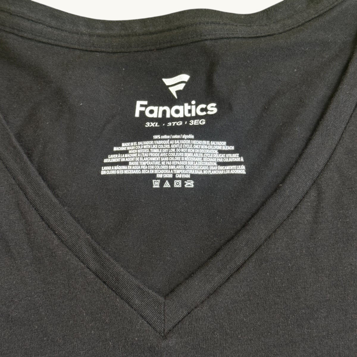 Camiseta negra con cuello de pico (Tallas grandes)
